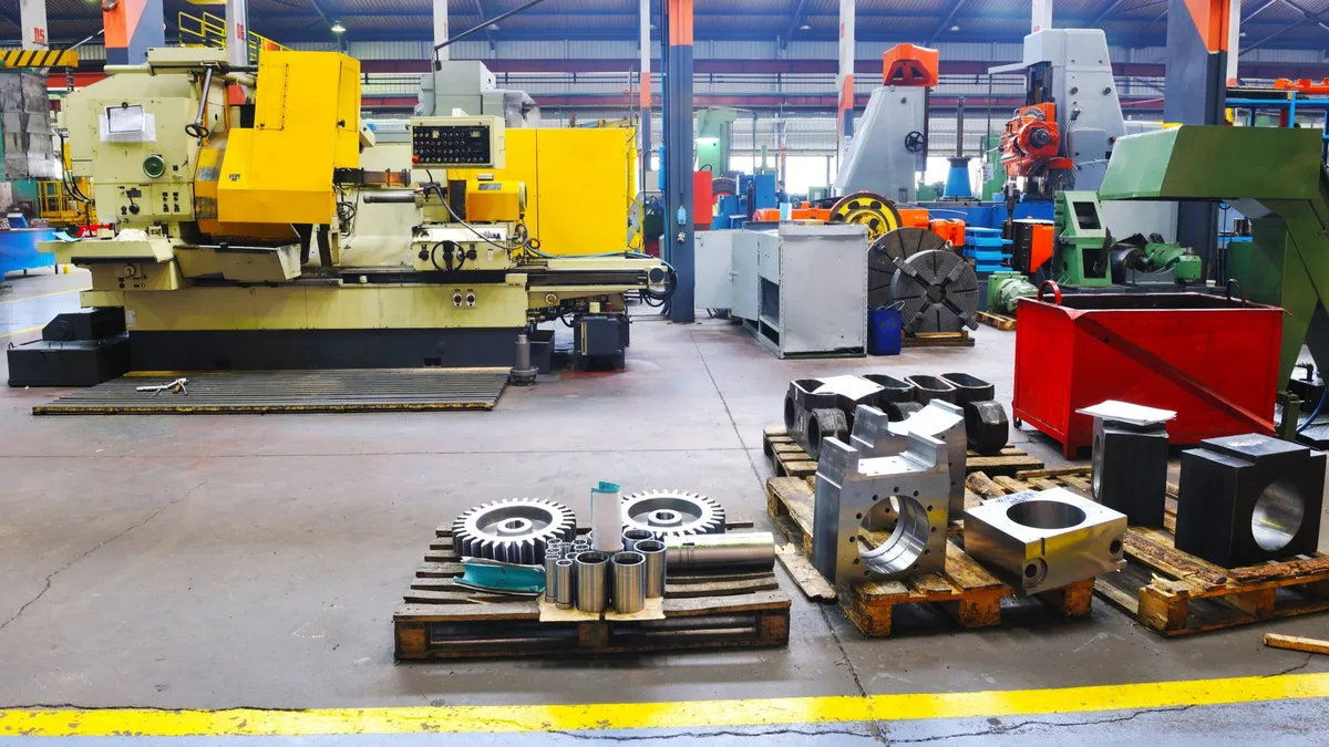 Schutz für Ihr Unternehmen. Moderne Produktionshalle mit Industriemaschinen zur gewerblichen Absicherung.